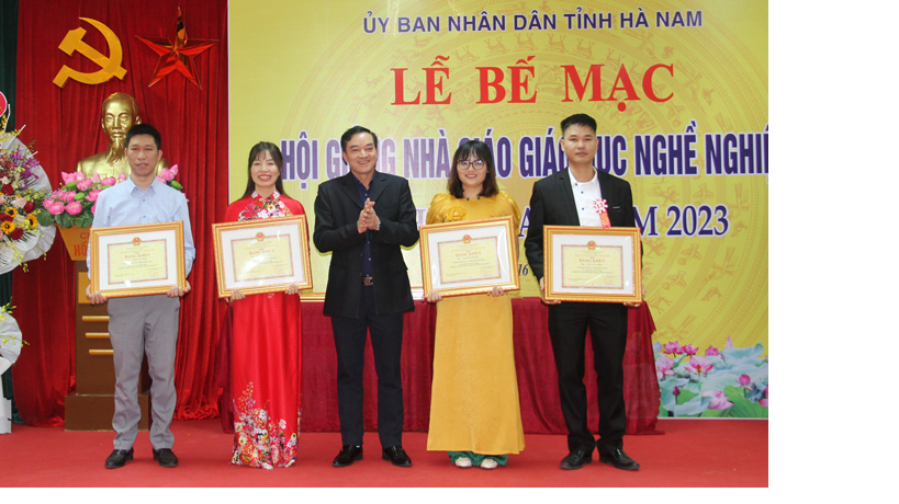Ban tổ chức tặng GK cho các cá nhân đạt giải 1.png