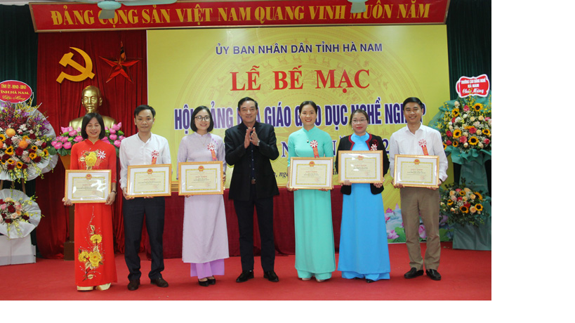Ban tổ chức tặng GK cho các cá nhân đạt giải.png